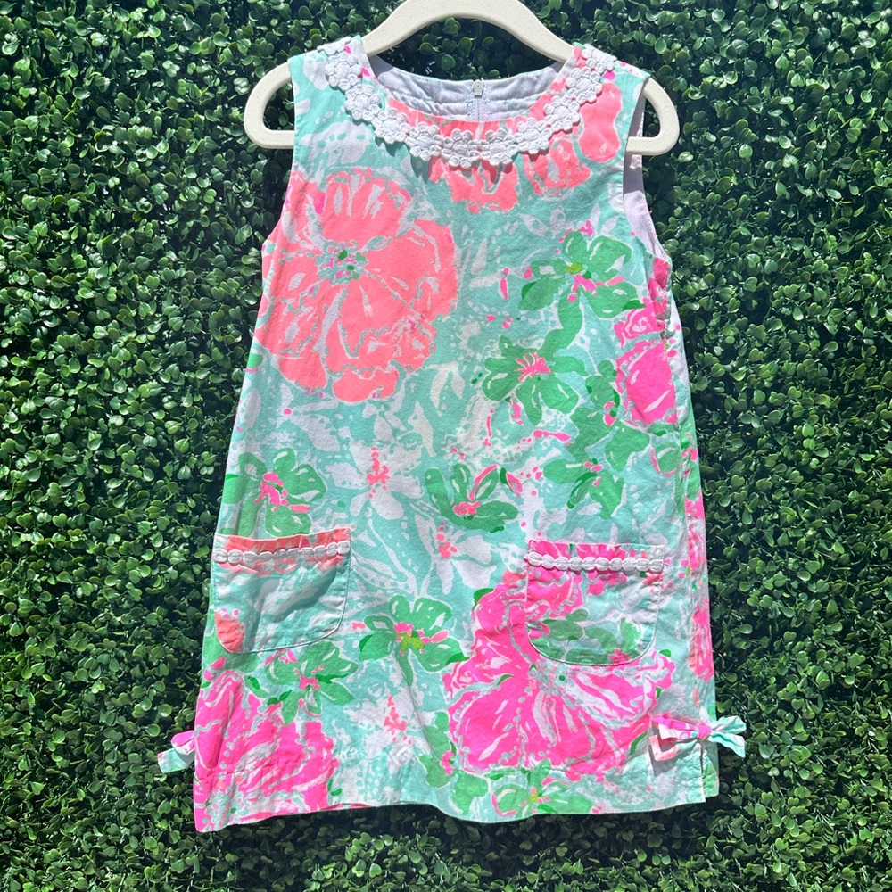 Lilly Pulitzer Classic Shift Dress in Pool Side Blu Beach Walk with floral trim
